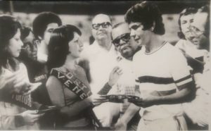 Recibiendo el premio de líder Goleador año 75, 76